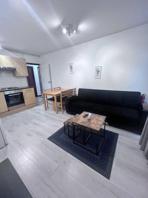 Flat 7 Near Westfield Centre, 1 Bedroom, 1 Bathroom Flat Apartment *